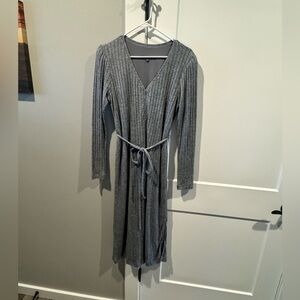 Julia Jordan Ribbed V‑Neck Midi Dress in Gray